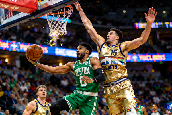 NBA凯尔特人对阵掘金比赛精彩对抗画面